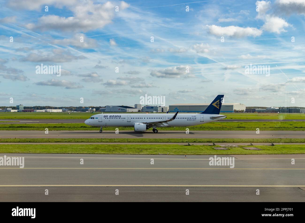 Avion Air Astana sur piste Banque D'Images