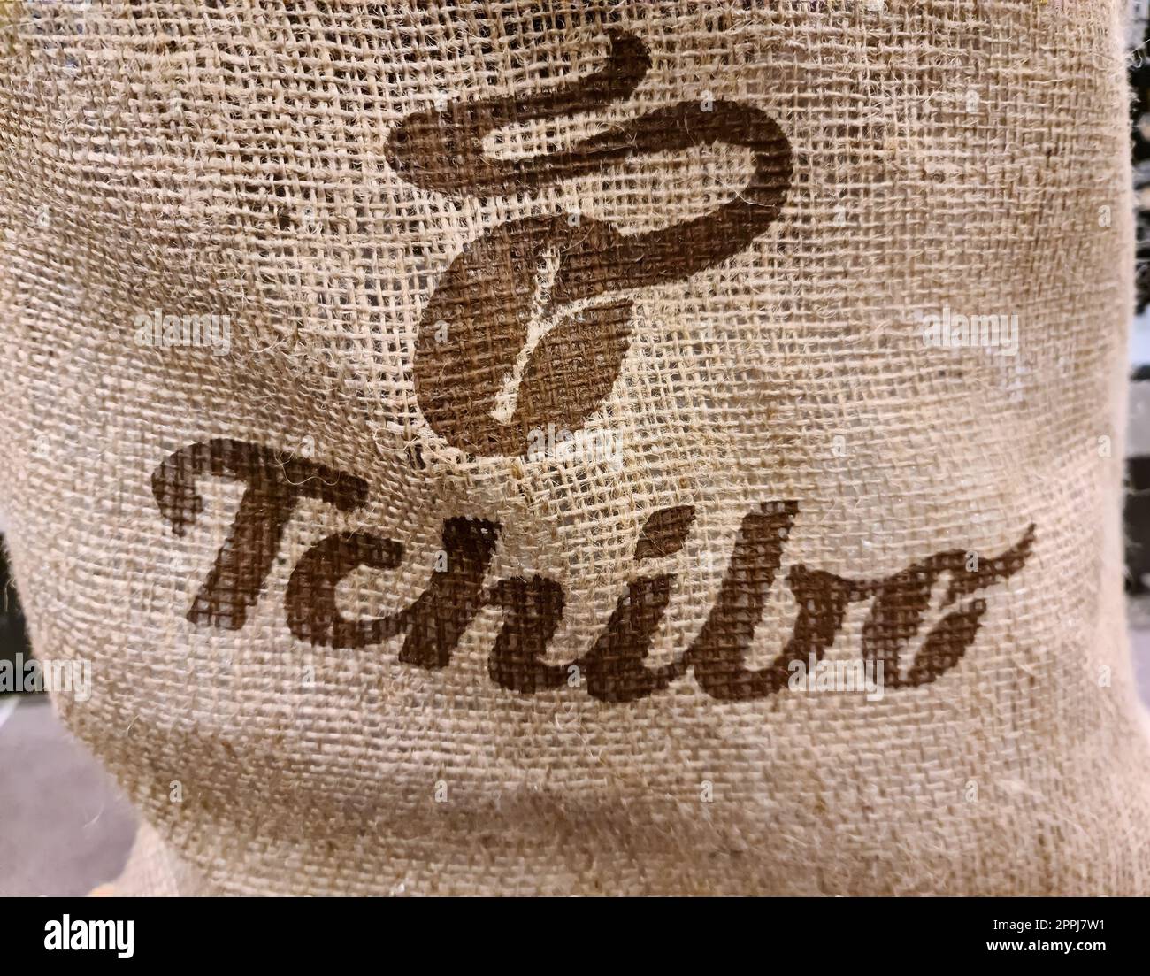 Kiel, Allemagne - 27 décembre 2022 : gros plan d'un logo Tchibo sur un vieux sac de café. Banque D'Images