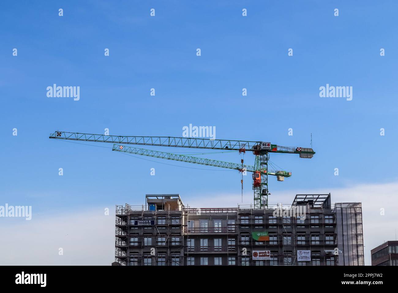 Kiel, Allemagne - 27 décembre 2022 : plusieurs grues sur les chantiers de construction dans les bâtiments élevés. Banque D'Images