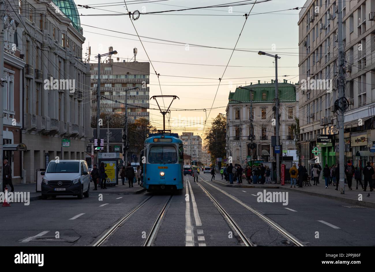 Tram et rue Cuza Voda au coucher du soleil Banque D'Images
