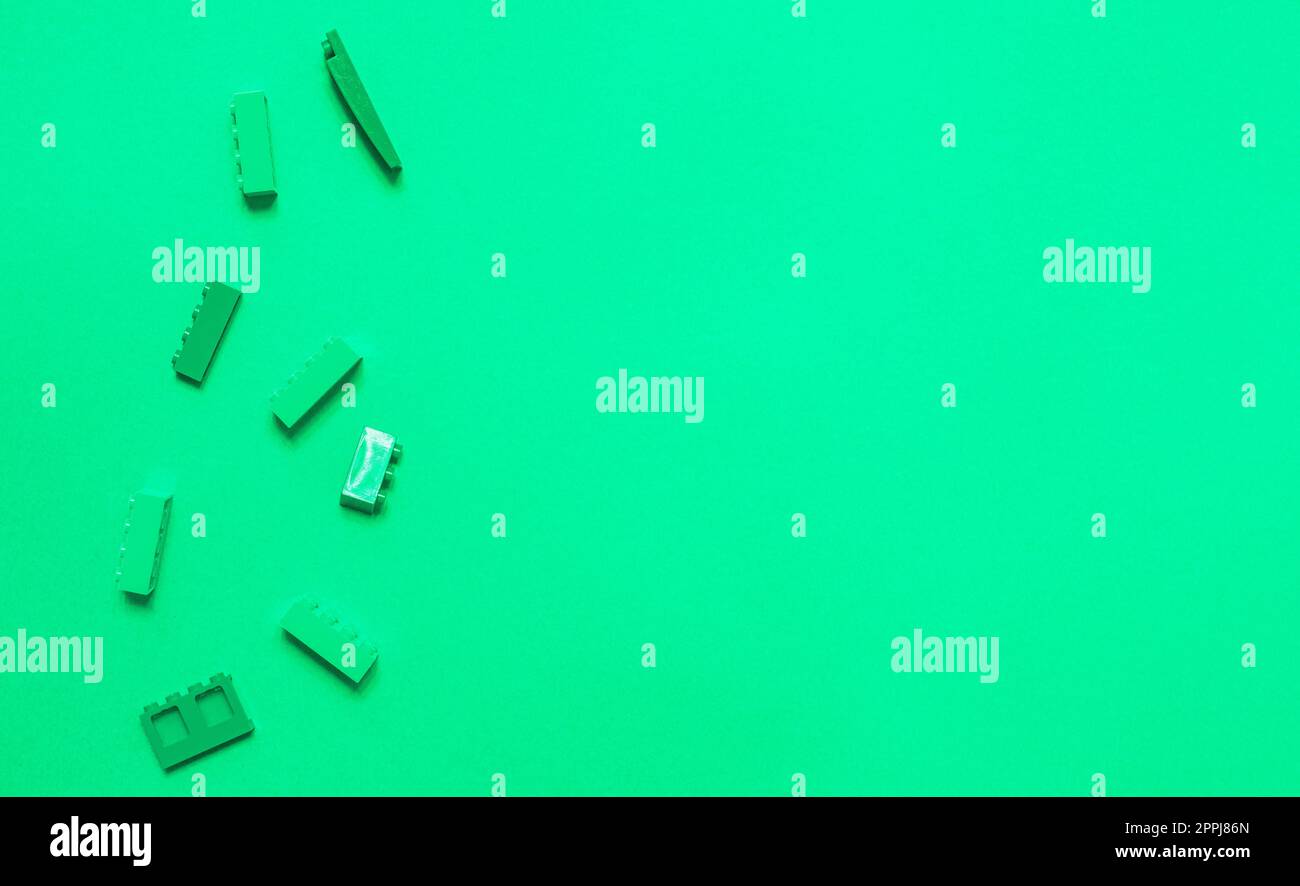 Constructeur enfants plastique sur un vert pastel Banque D'Images