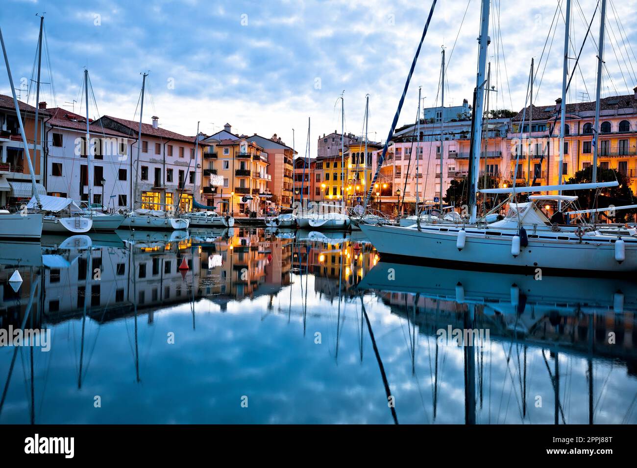 Ville de Grado sur le port de la côte Adriatique et architecture vue de l'aube Banque D'Images Ville de Grado sur le port de la côte Adriatique et architecture vue de l'aube Banque D'Images