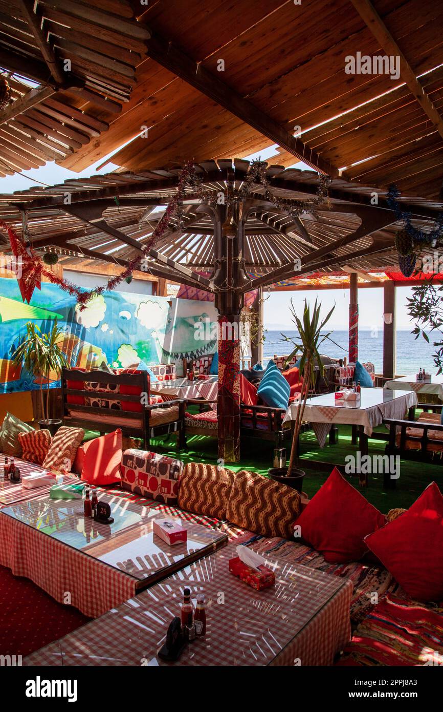 Restaurant sur les rives de la mer Rouge, sur la promenade principale dans une petite ville exotique sur la mer Rouge, Dahab, Egypte Banque D'Images