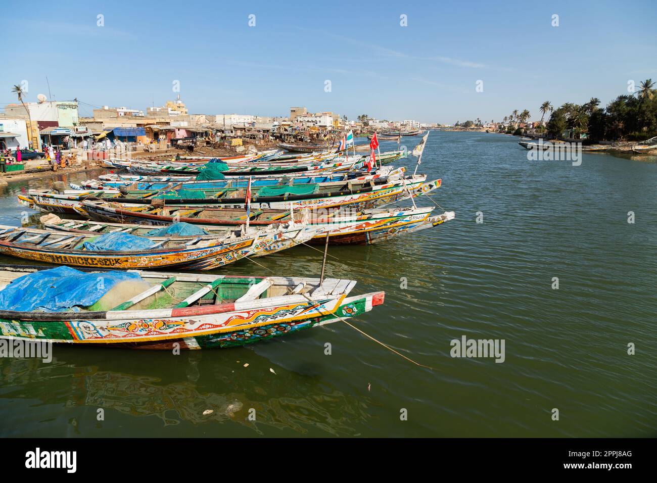 Bateaux de pêche reposant sur la rive du fleuve sénégal Banque D'Images