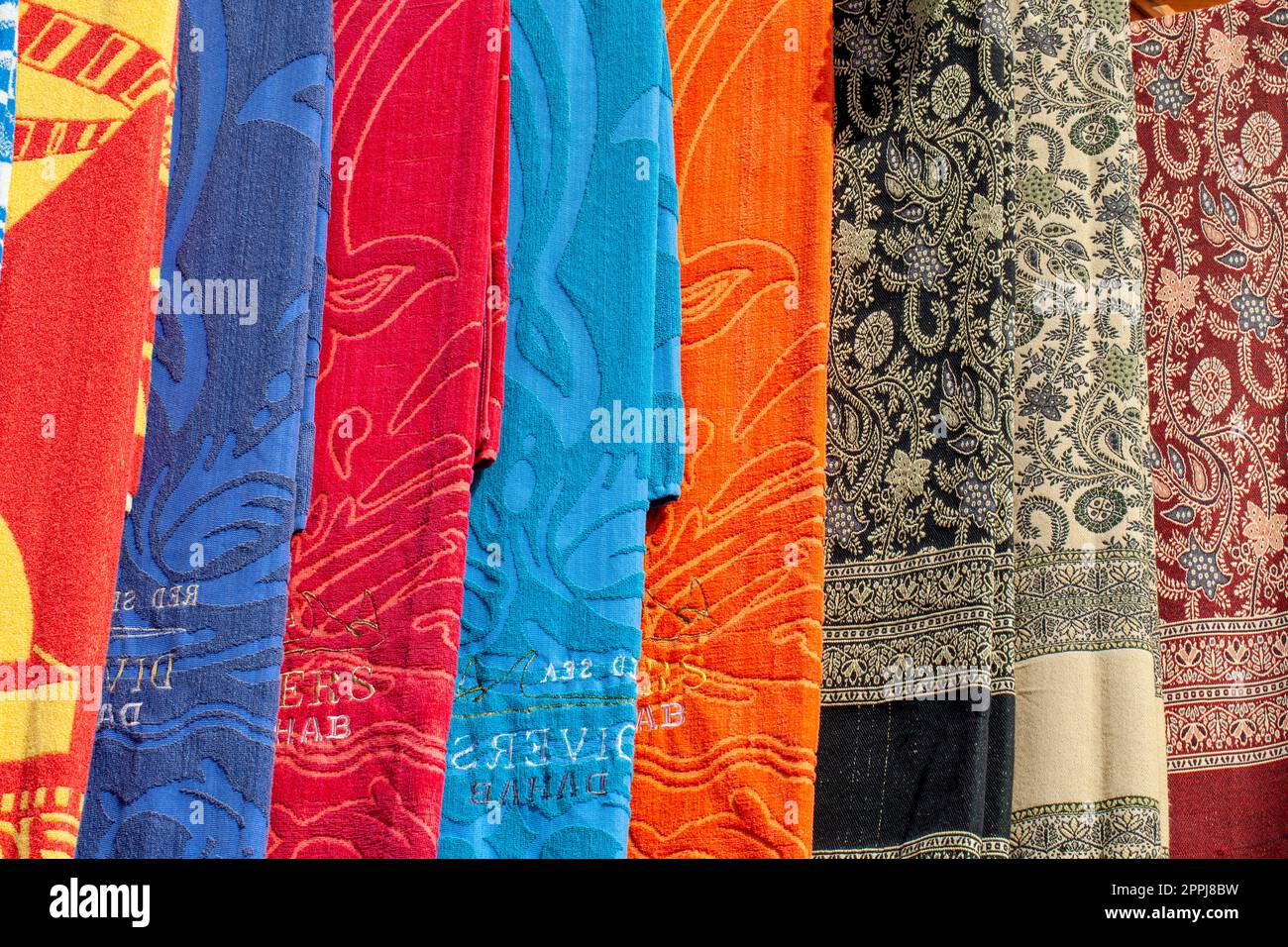 Bazar de rue sur une rue égyptienne avec des serviettes colorées et des châles décoratifs dans des motifs orientaux, Dahab, Egypte Banque D'Images