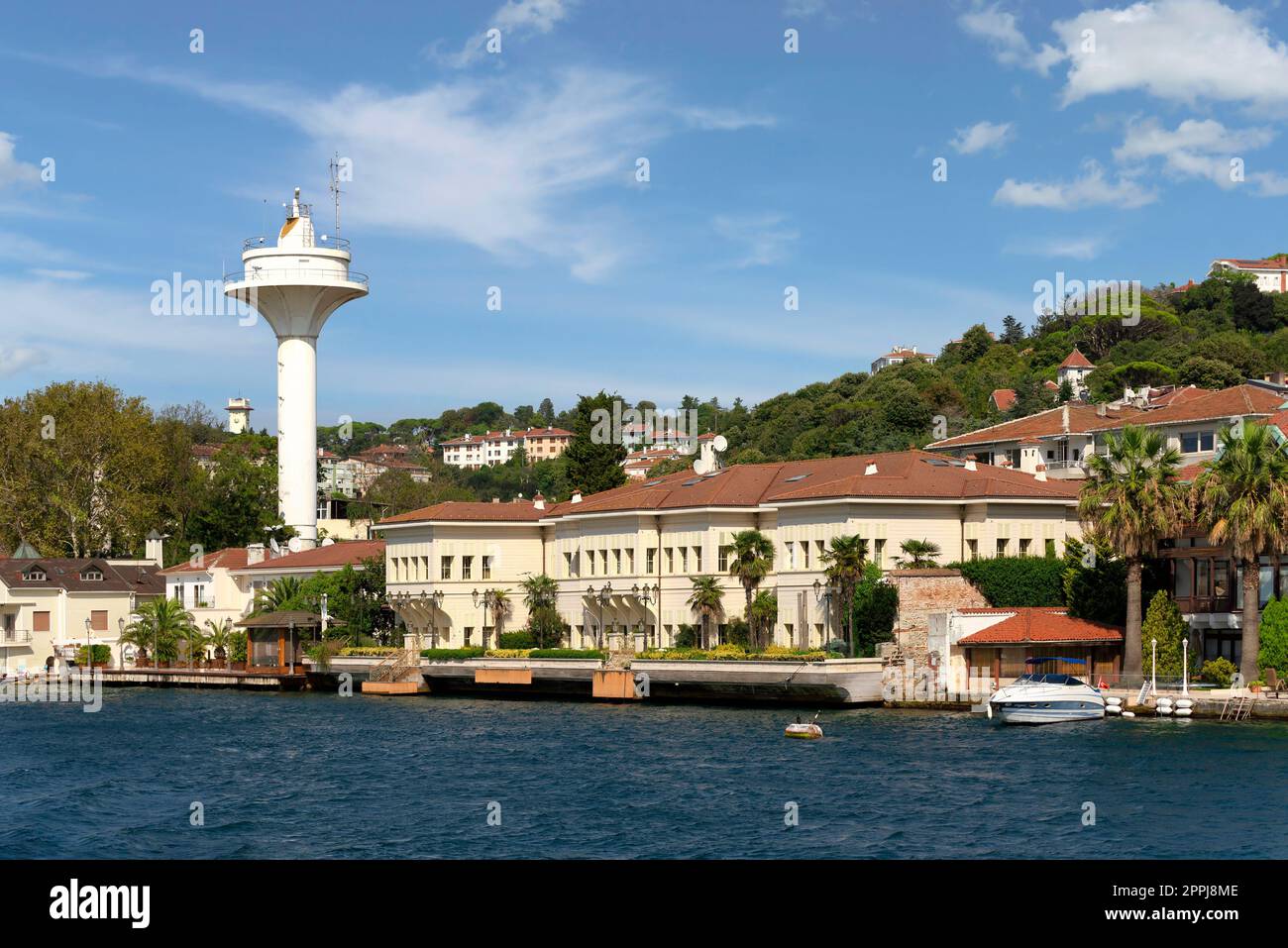 Saffet Pasa Mansion, et radar blanc, avec des montagnes vertes du côté européen du Bosphore, Istanbul, Turquie Banque D'Images