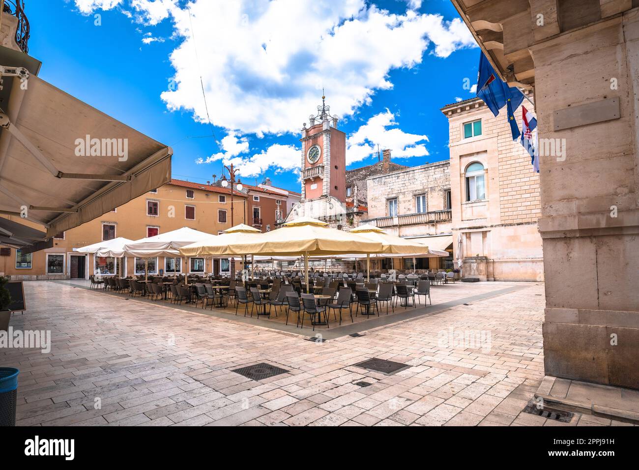Zadar. Place du peuple dans l'architecture historique de Zadar et les cafés vue Banque D'Images