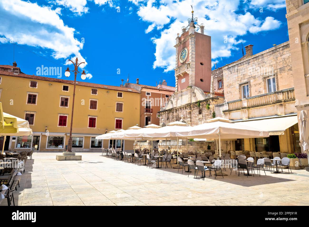 Zadar. Place du peuple dans l'architecture historique de Zadar et les cafés vue Banque D'Images