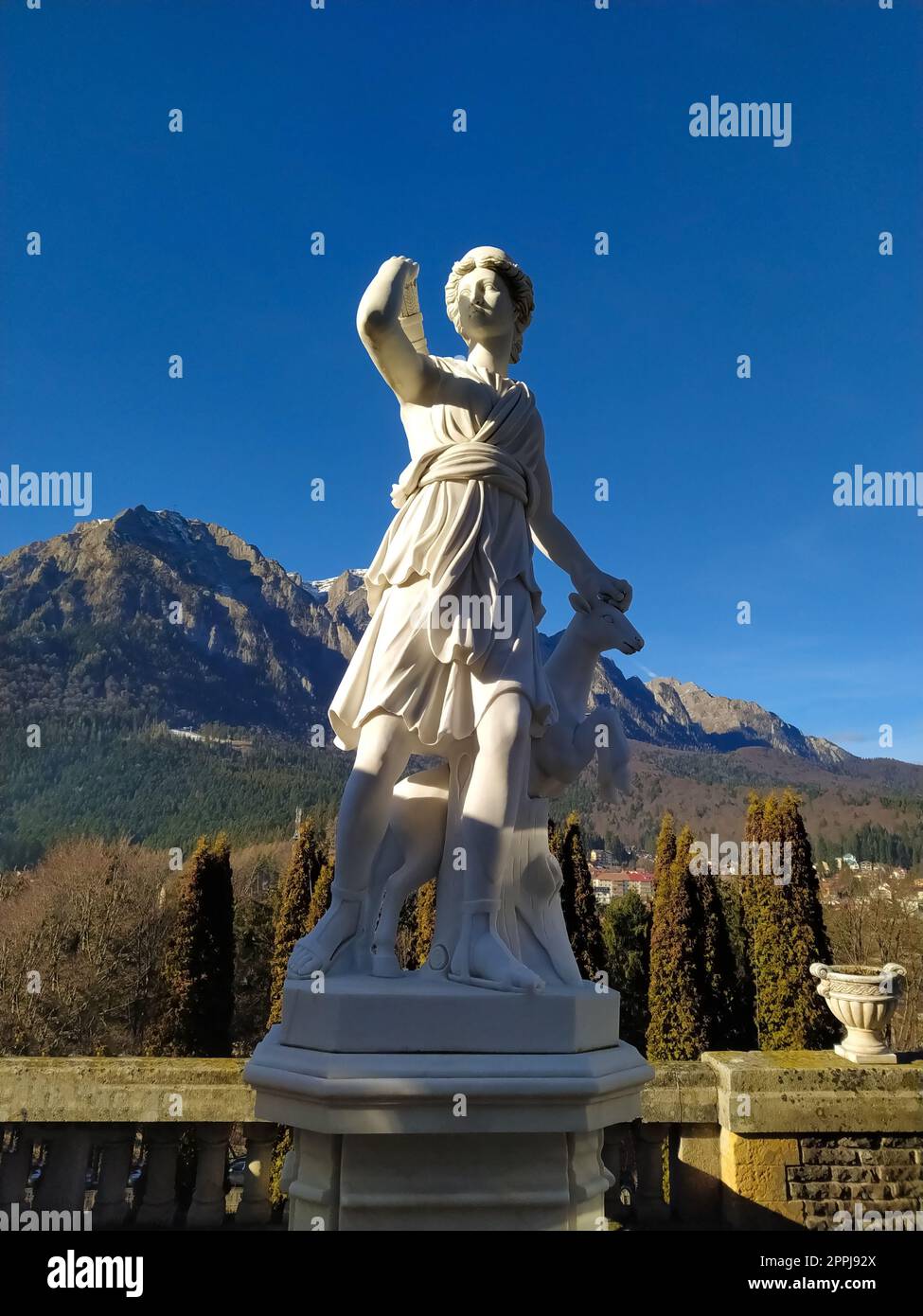 Statuette en marbre blanc classique statue de Diana isolée sur fond de ciel bleu. Scilpture de huntress Banque D'Images