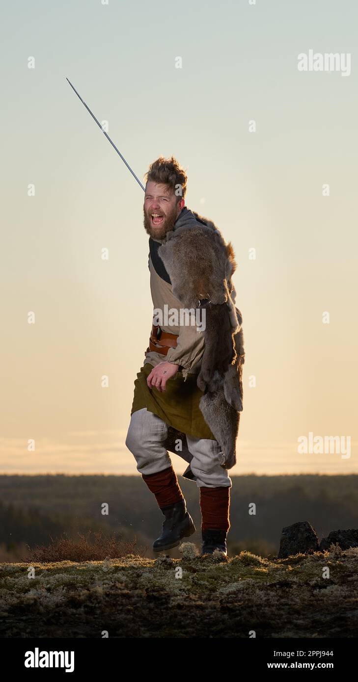 Viking attaquant avec une épée Banque D'Images