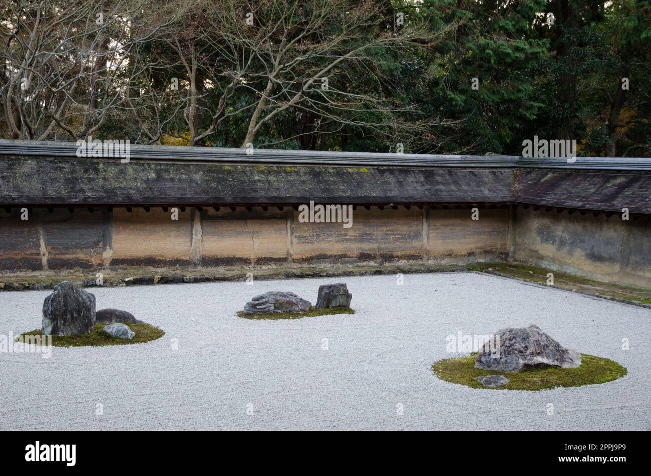 Le jardin zen kare-sansui à Ryoan-ji. Banque D'Images