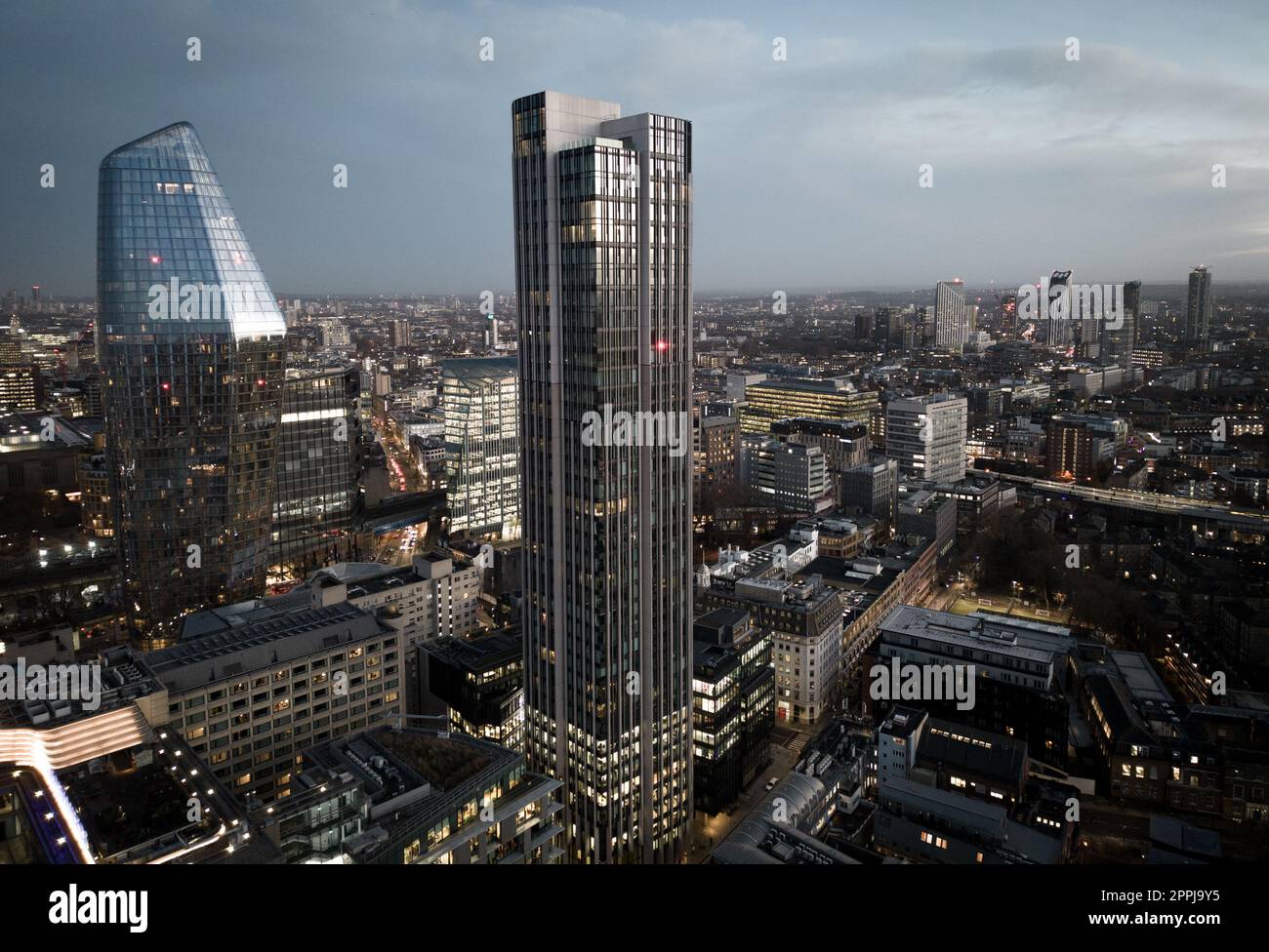 Ville de Londres dans la soirée - vue aérienne - LONDRES, Royaume-Uni - 20 DÉCEMBRE 2022 Banque D'Images