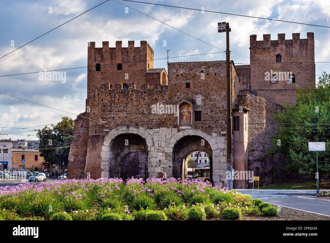Porte Porta San Paolo sur la place Ostiense à Rome. Banque D'Images