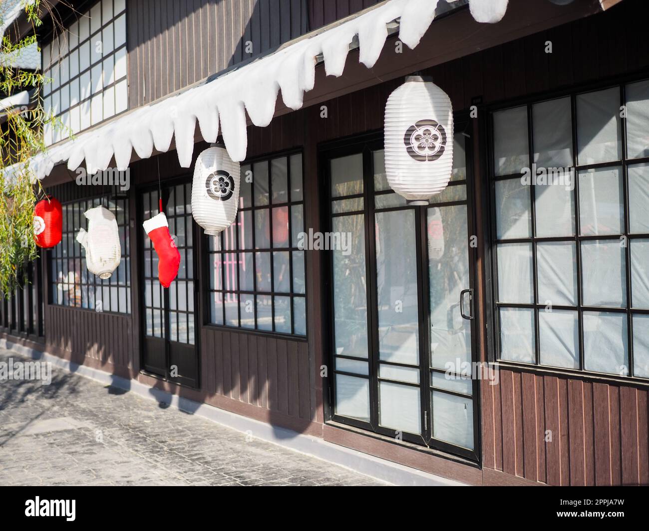 Lanterne japonaise accrochée devant le restaurant japonais, le texte japonais sur la lanterne est la cuisine japonaise « Sushi ». Banque D'Images