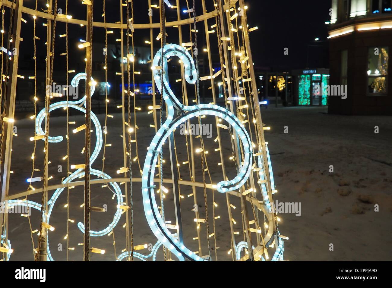 Petrozavodsk, Carélie, Russie, 05 janvier 2023. Design de vacances du nouvel an à partir de guirlandes sous la forme d'un arbre de Noël. Façade éclairée du bâtiment. Place Kirov. Ampoules clignotantes incandescentes. Banque D'Images