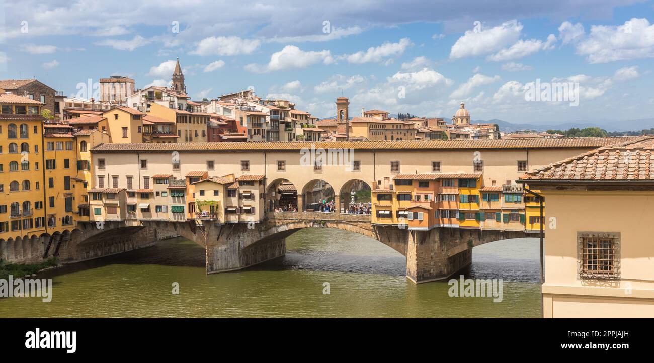 Florence, Italie - Circa juin 2021: Paysage de la ville avec le Vieux Pont - Ponte Vecchio. Banque D'Images