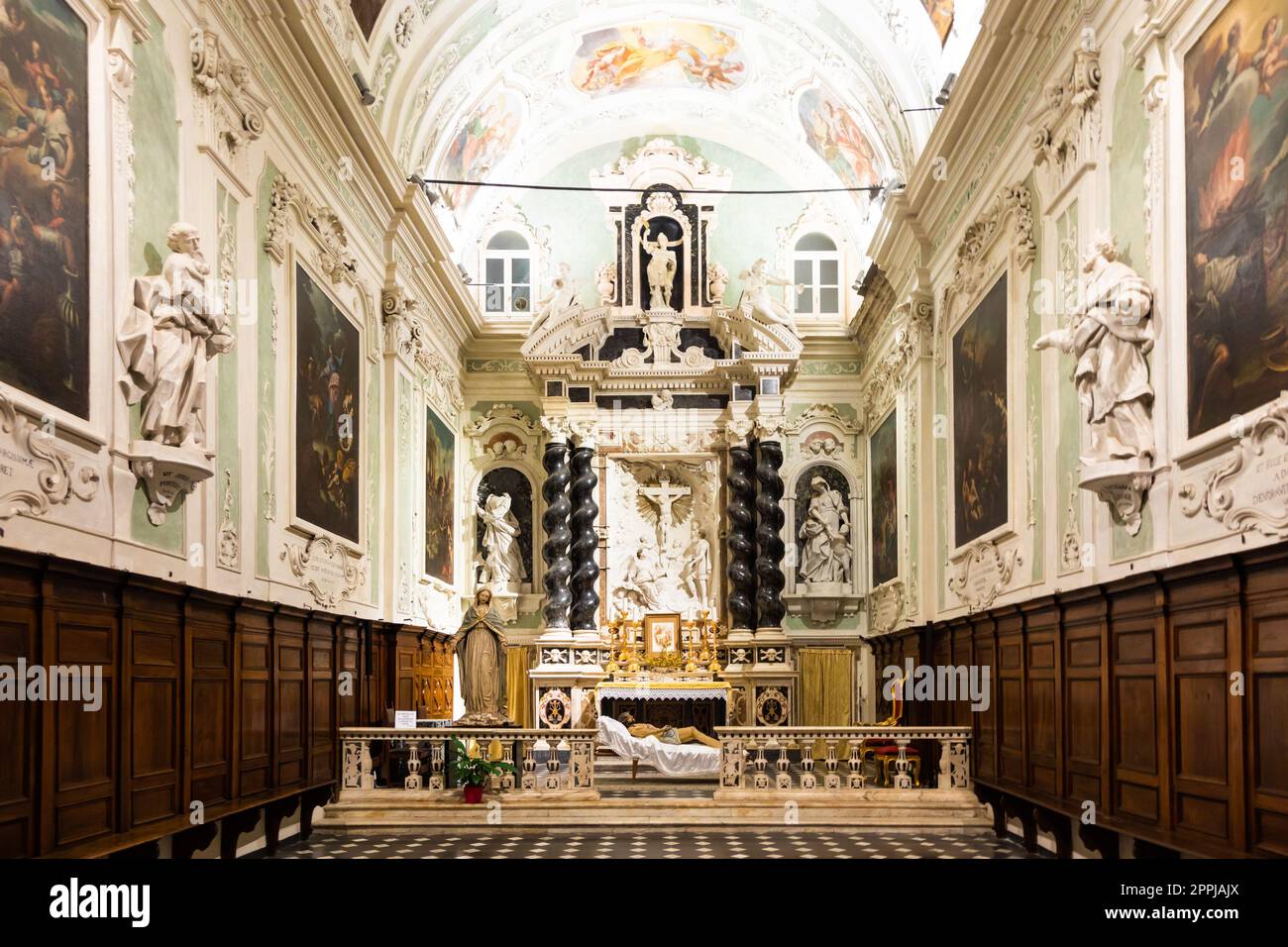 Ventimiglia, Italie - l'intérieur baroque de l'église Oratorio dei Neri avec la statue de Jésus Christ Banque D'Images