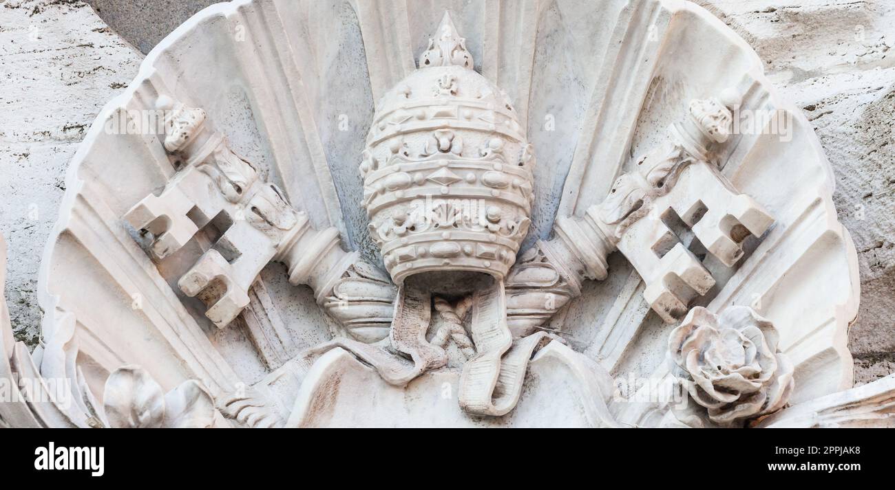 Symbole de l'État du Vatican - deux clés croisées et une tiara, État de la Cité du Vatican. Banque D'Images