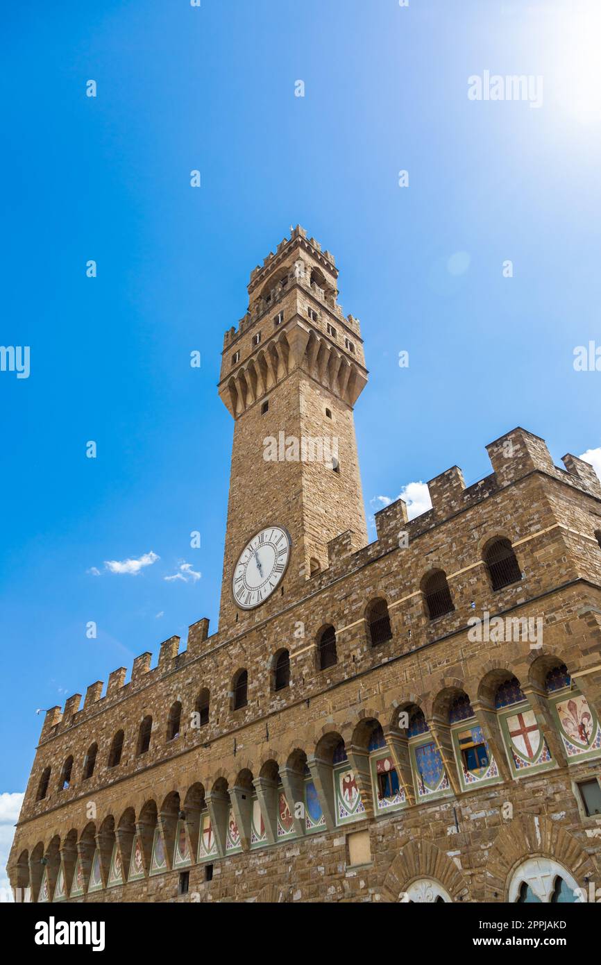 Florence, Italie. La tour du Vieux Palais - appelée Palazzo Vecchio - avec un ciel bleu. Copier l'espace, personne. Banque D'Images