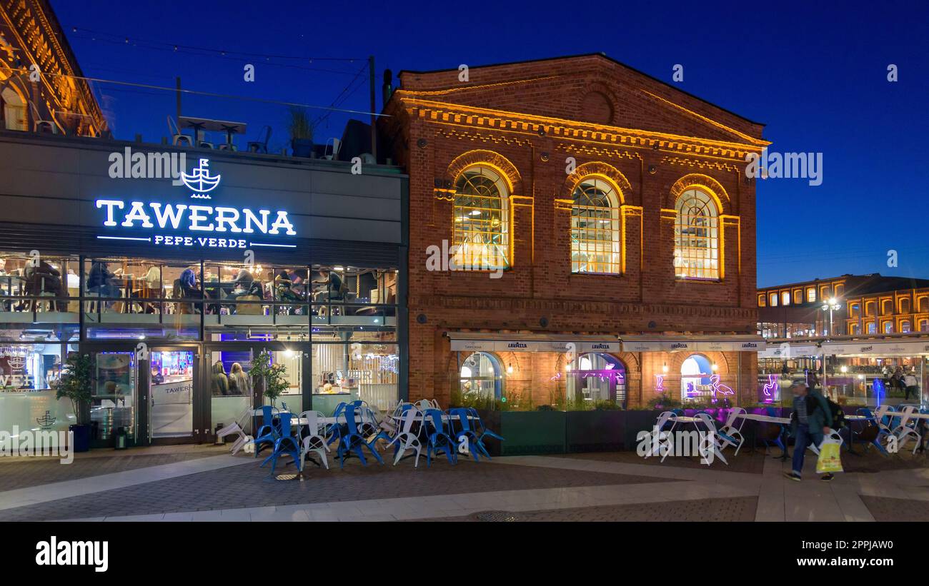 Bâtiment de taverne Pepe Verde sur la place intérieure de Manufaktura à Lodz la nuit Banque D'Images