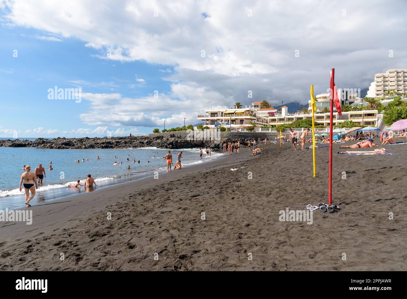 Puerto de Santiago, Ténérife, Espagne - 20 septembre 2022: Les gens bronzer sur la célèbre plage volcanique. La plage est l'une des plus propres de l'île, Banque D'Images