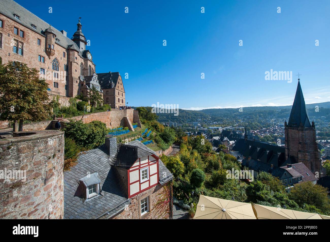 La façade du bâtiment principal du château de Marburg avec ses environs par beau temps Banque D'Images