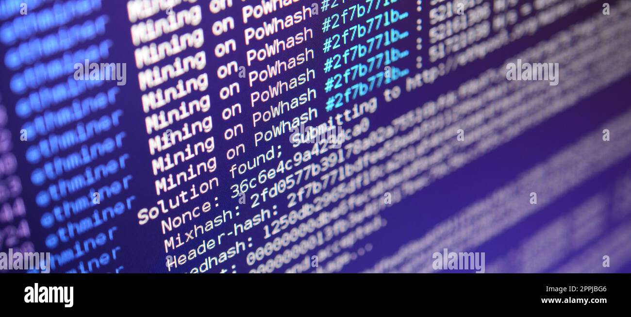 Macro instantané de l'interface du programme pour le minage de devises cryptographiques sur le moniteur d'un ordinateur de bureau. Le concept de minage de bitcoins. Flux de chaînes d'informations et de données Banque D'Images