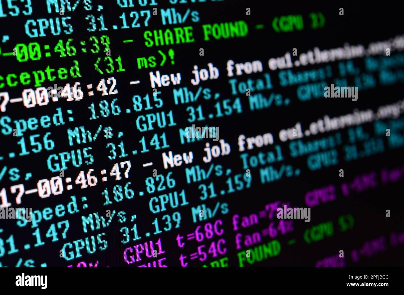 Macro instantané de l'interface du programme pour le minage de devises cryptographiques sur le moniteur d'un ordinateur de bureau. Le concept de minage de bitcoins. Flux de chaînes d'informations et de données Banque D'Images