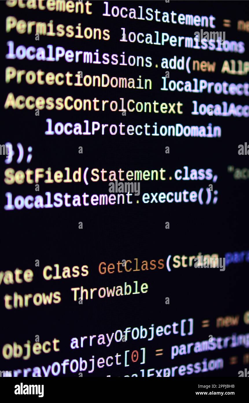 Capture macro de la ligne de commande sur le moniteur de l'ordinateur de bureau. Le concept du travail du programmeur. Flux de la ligne d'information Banque D'Images