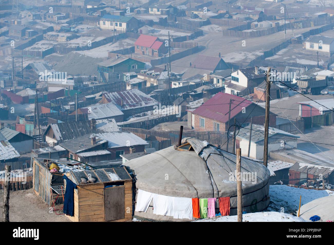 Quartier des bidonvilles en hiver à la périphérie d'Ulan Bator, la capitale de la Mongolie Banque D'Images
