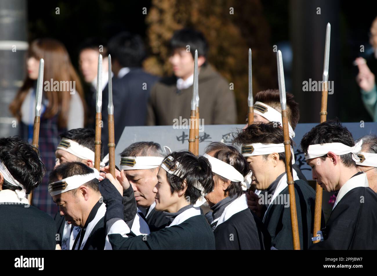 Les hommes dans une manifestation culturelle japonaise. Banque D'Images