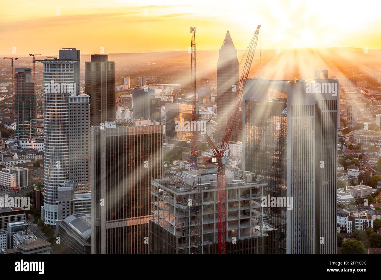 Rayons lumineux du soleil couchant sur les gratte-ciels du quartier bancaire de Francfort-sur-le-main Banque D'Images