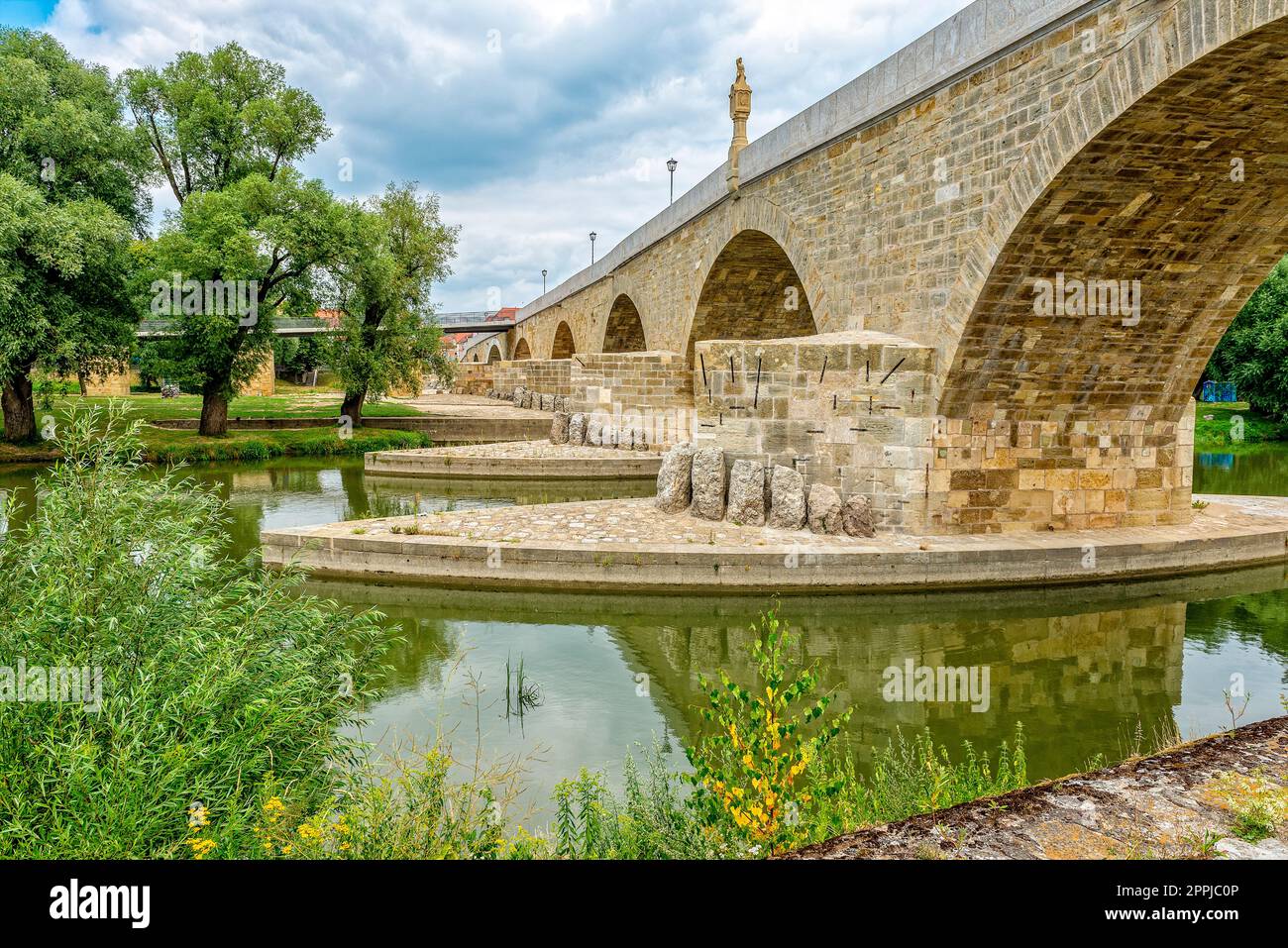 Le pont en arc de pierre 'Steinerne BrÃ¼cke' sur le Danube à Ratisbonne, Bavière, Allemagne Banque D'Images