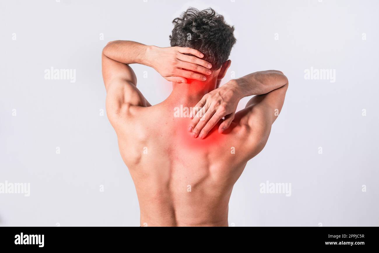 Concept de douleurs au cou et au dos, homme avec douleurs musculaires au cou et au dos, gros plan d'un homme avec douleurs au cou et au dos, un homme avec douleurs musculaires sur fond isolé. Banque D'Images