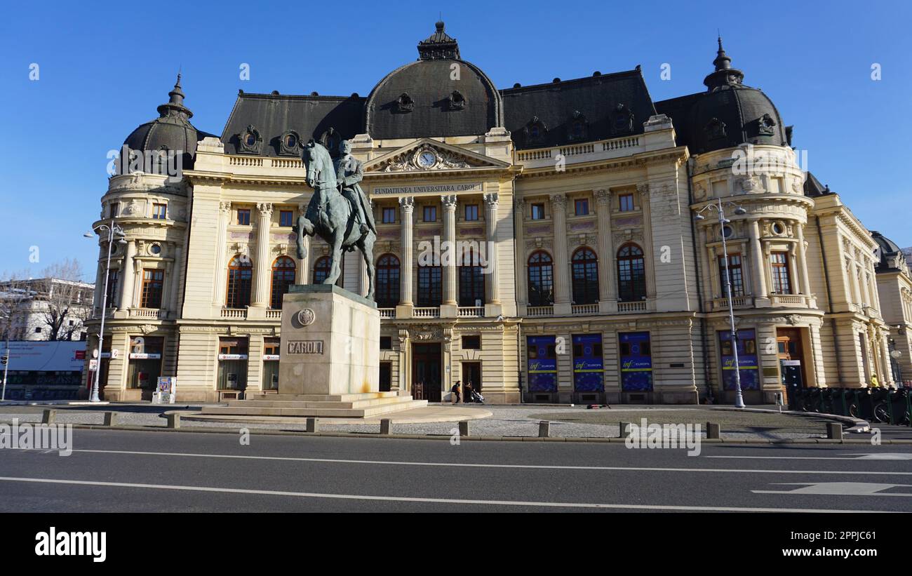 Bucarest, Roumanie - 31 décembre 2022 : la Bibliothèque centrale de l'Université avec le monument équestre au roi Carol Ier Banque D'Images