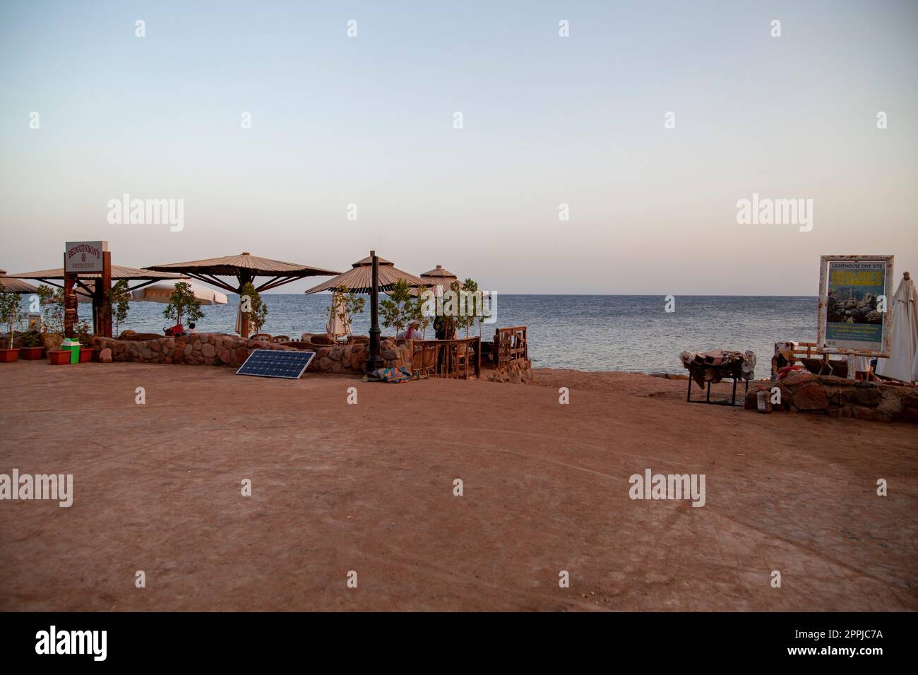 Côte de la mer Rouge, vue du restaurant sur la plage de sable, Dahab, Egypte Banque D'Images