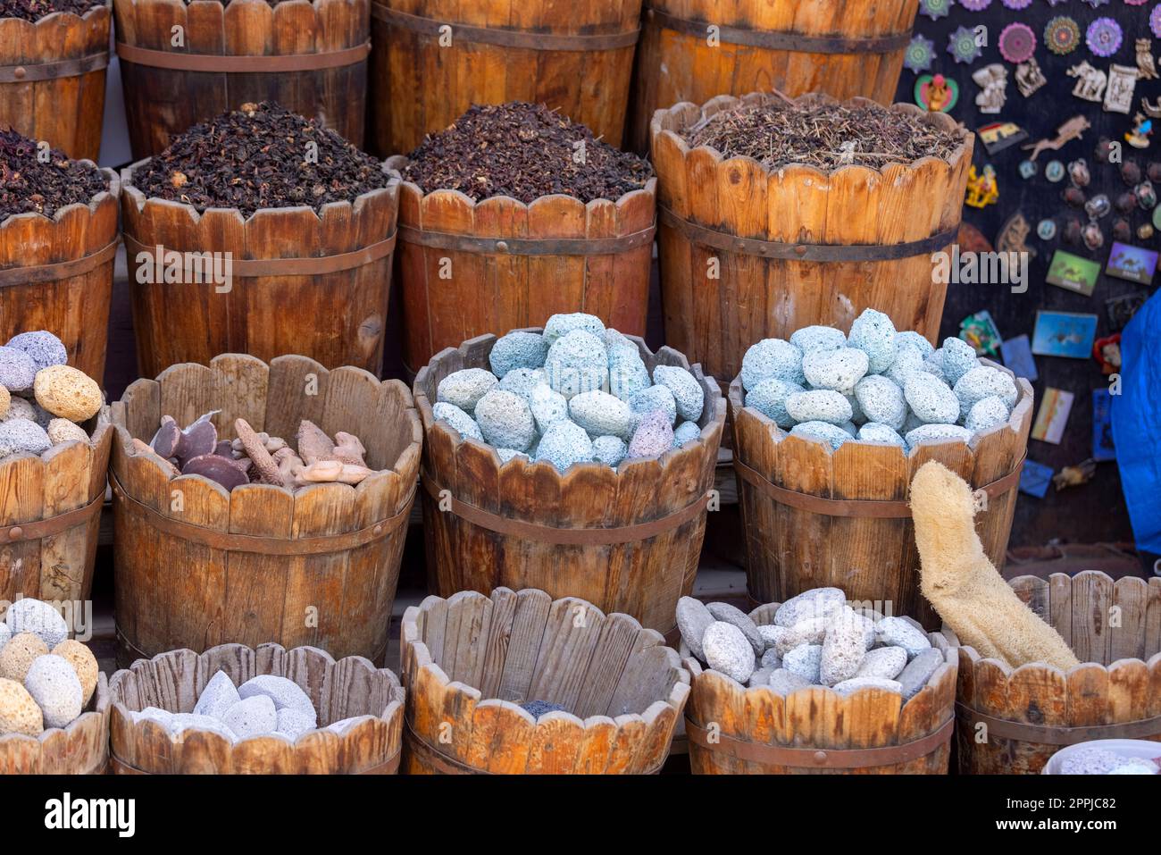 Bazar de rue sur une rue égyptienne avec des pierres ponces naturelles colorées, des fleurs séchées et des feuilles de diverses sortes de thé, Dahab, Egypte Banque D'Images