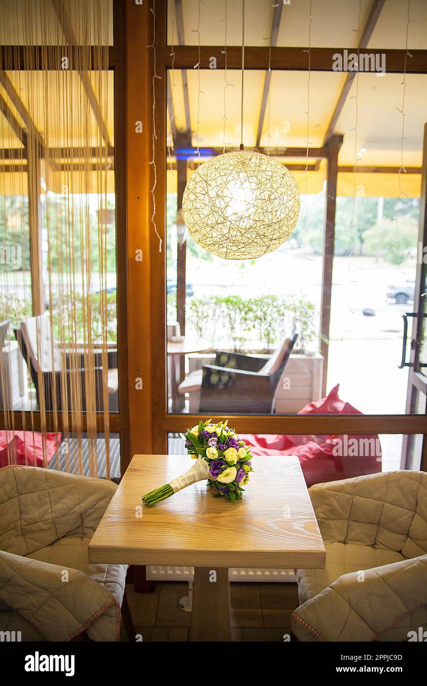Bouquet de mariage avec des fleurs blanches sur une table dans le café Banque D'Images