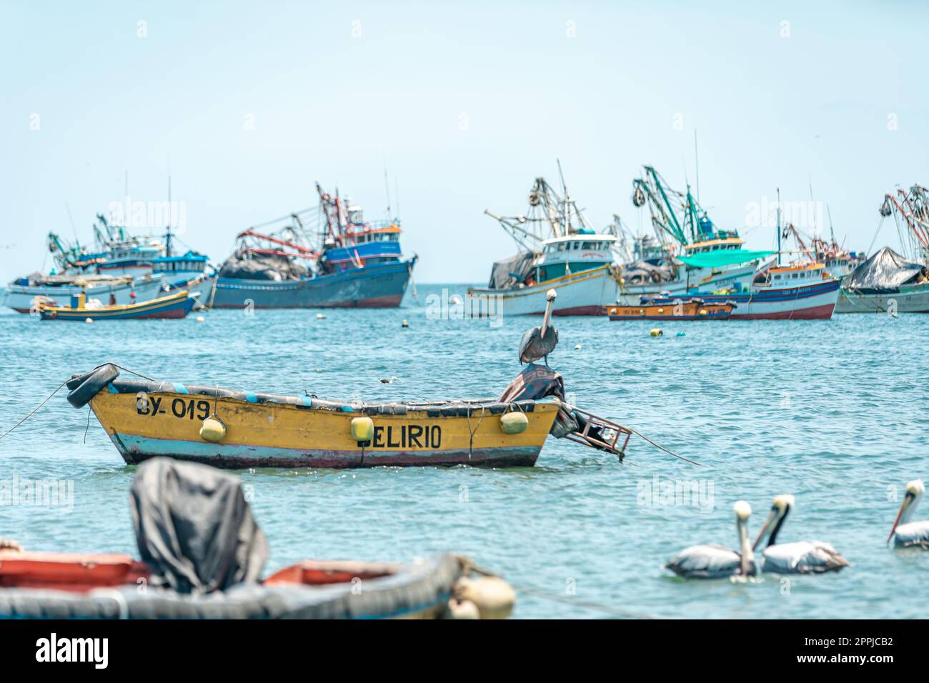 Pérou - 21 septembre 2022: Bateaux de pêche et pélicans dans l'océan Banque D'Images