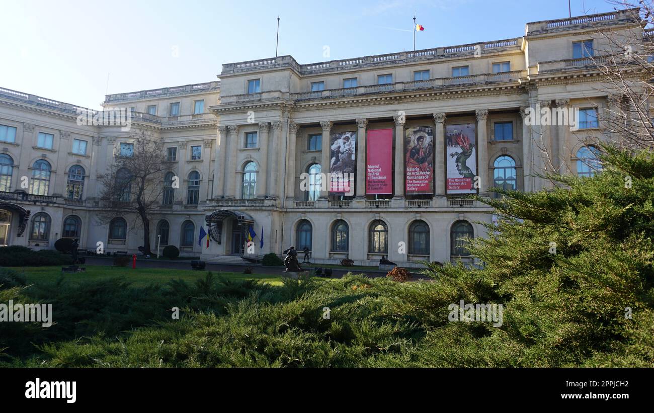 Bucarest, Roumanie - 20 décembre 2022 : Musée national d'art de Roumanie façade de bâtiment. Depuis 1812 ancien Palais Royal. Banque D'Images