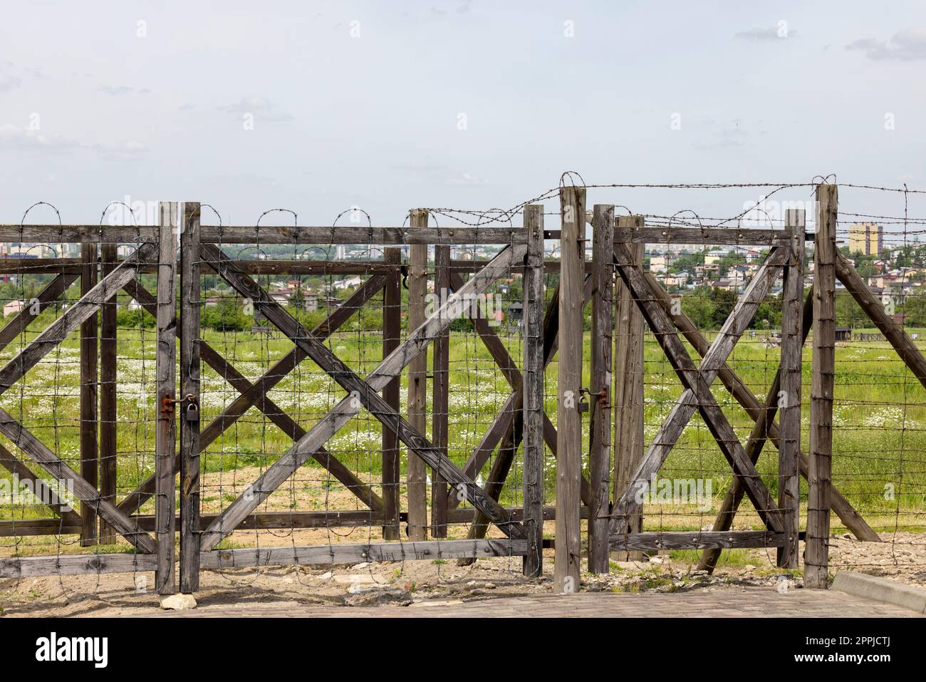 Camp de concentration et d'extermination de Majdanek ( Konzentrationslager Lublin), vue de la clôture en fil de fer barbelé, Majdanek Lublin Pologne Banque D'Images