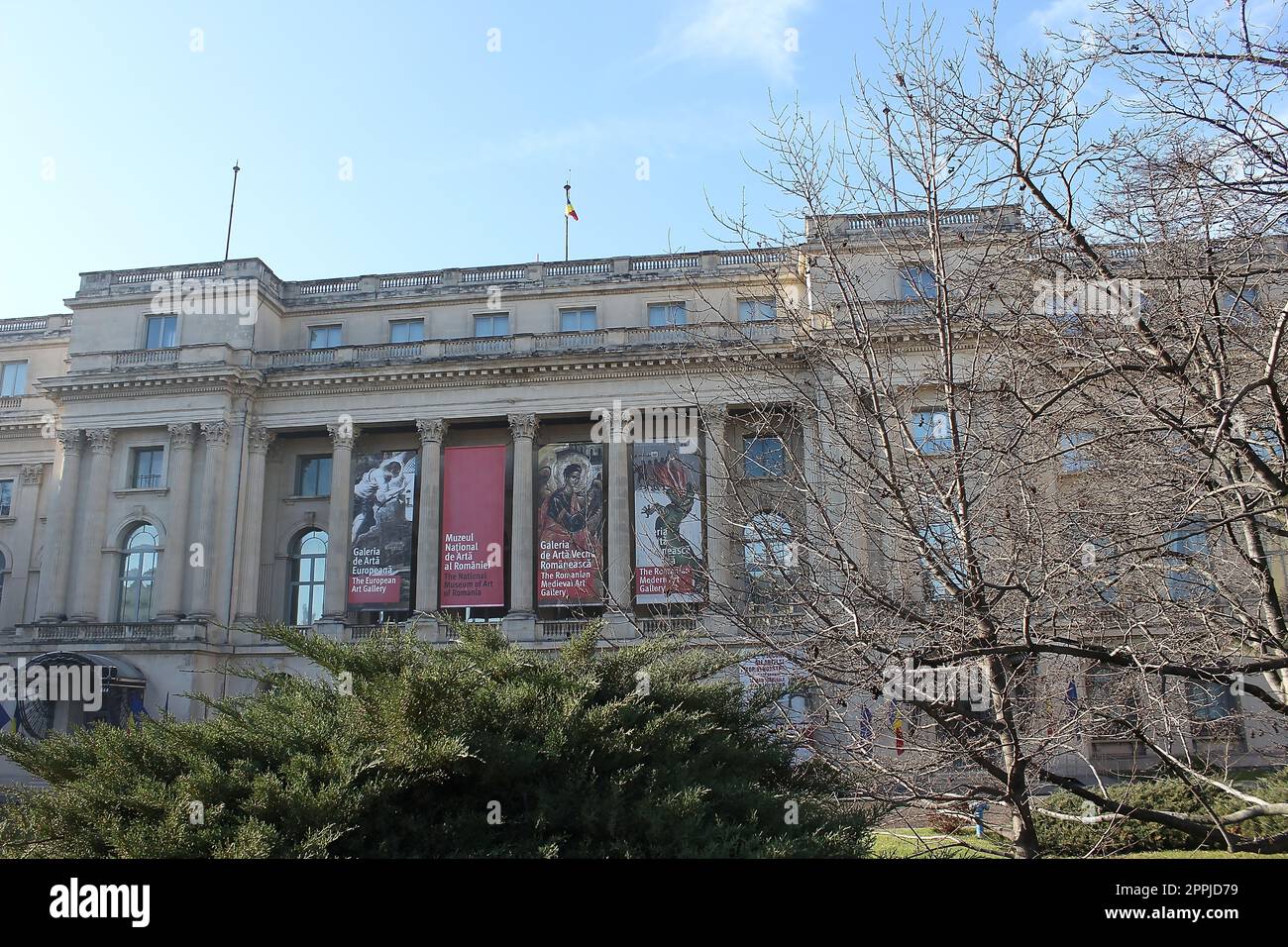 Bucarest, Roumanie - 20 décembre 2022 : Musée national d'art de Roumanie façade de bâtiment. Depuis 1812 ancien Palais Royal. Banque D'Images