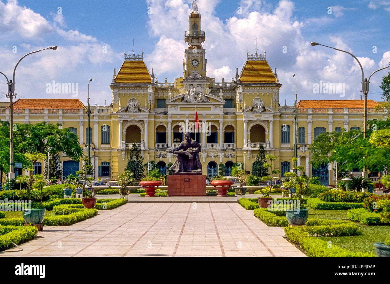 Diapositive numérisée d'une photographie couleur historique de l'ancien 'Hôtel de ville', un bâtiment colonial français dans la vieille ville de Saigon, Vietnam Banque D'Images
