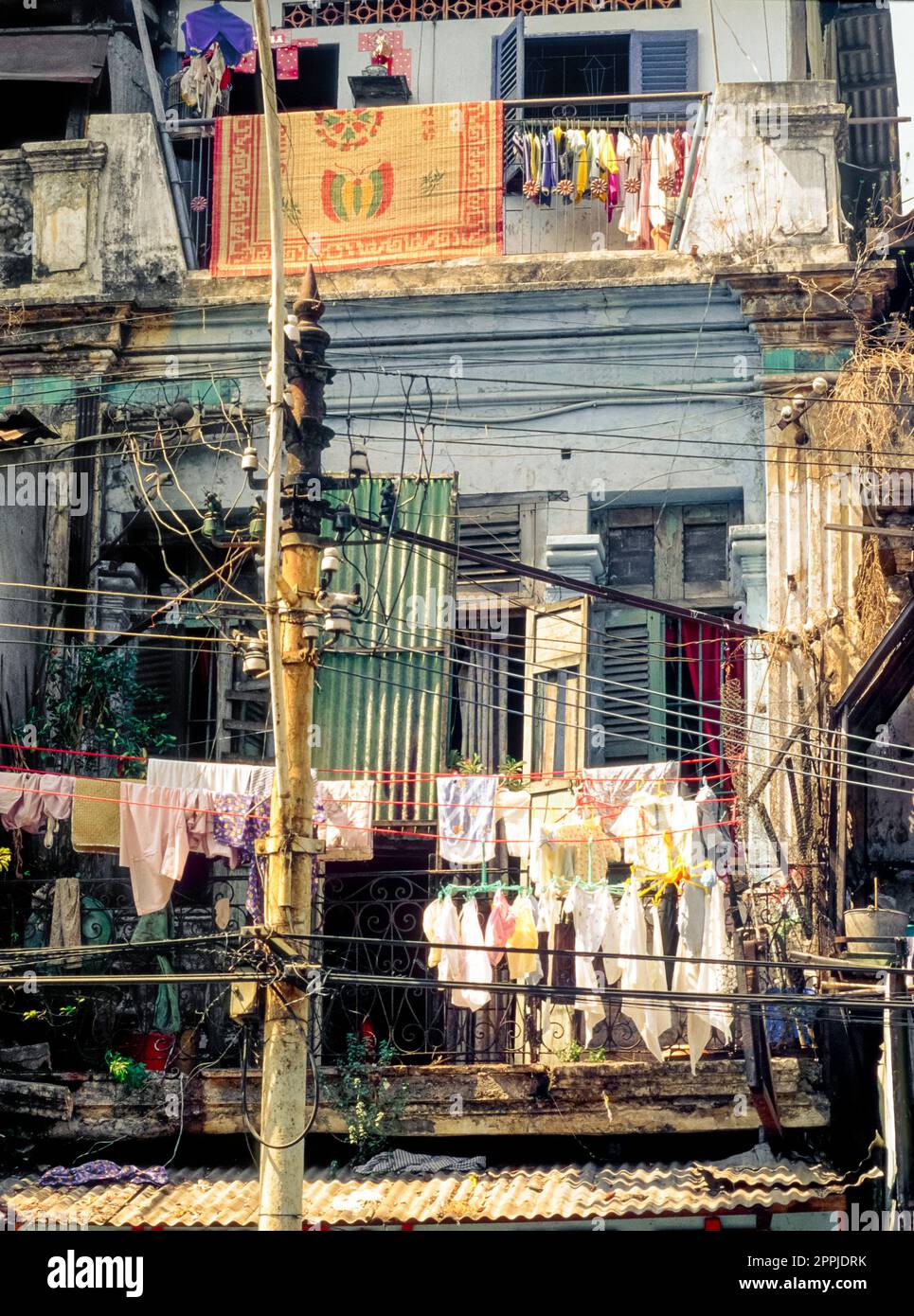 Diapositive numérisée d'une photographie couleur historique montrant les détails d'un immeuble délabré dans le vieux quartier de Hanoi, la capitale du Vietnam Banque D'Images