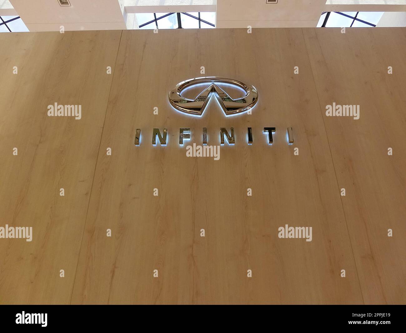 Enseigne du concessionnaire portant le logo du constructeur automobile Infinity au centre commercial Aventura, en Floride. Infiniti est la division de véhicules de luxe du constructeur automobile japonais Nissan Banque D'Images