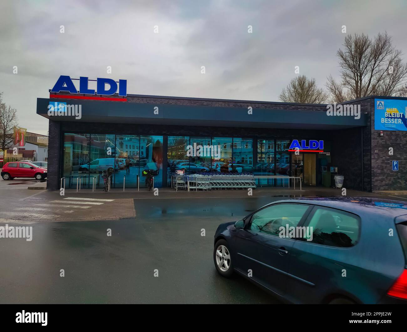 Baden-Baden, Allemagne - 01 janvier 2022 : la façade et le logo de la marque d'une succursale du détaillant allemand Aldi Banque D'Images