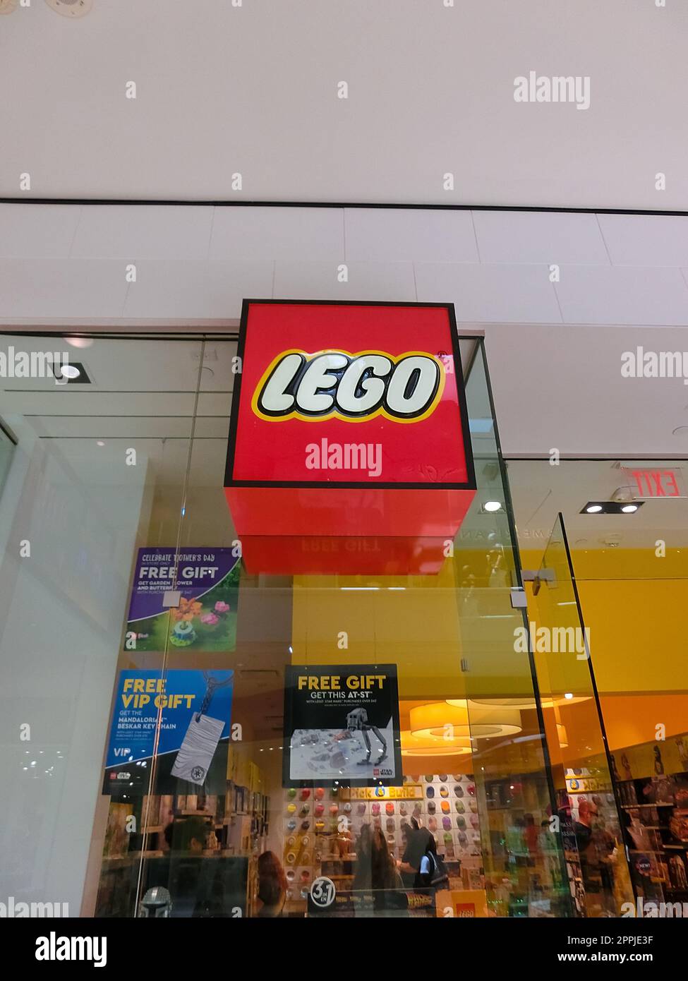 Magasinez devant Lego Store dans le centre commercial Aventura Mall en Floride Banque D'Images