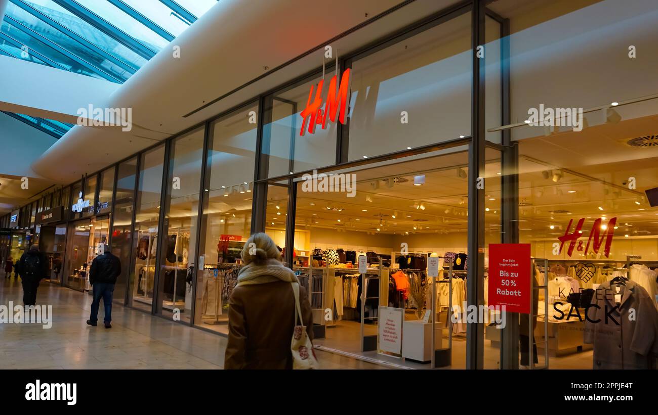 Baden-Baden, Allemagne - 01 janvier 2022 : logo sur le mur de la boutique H M à Baden-Baden Banque D'Images