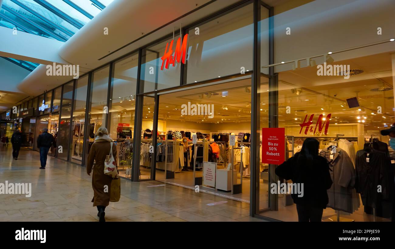 Baden-Baden, Allemagne - 01 janvier 2022 : logo sur le mur de la boutique H M à Baden-Baden Banque D'Images