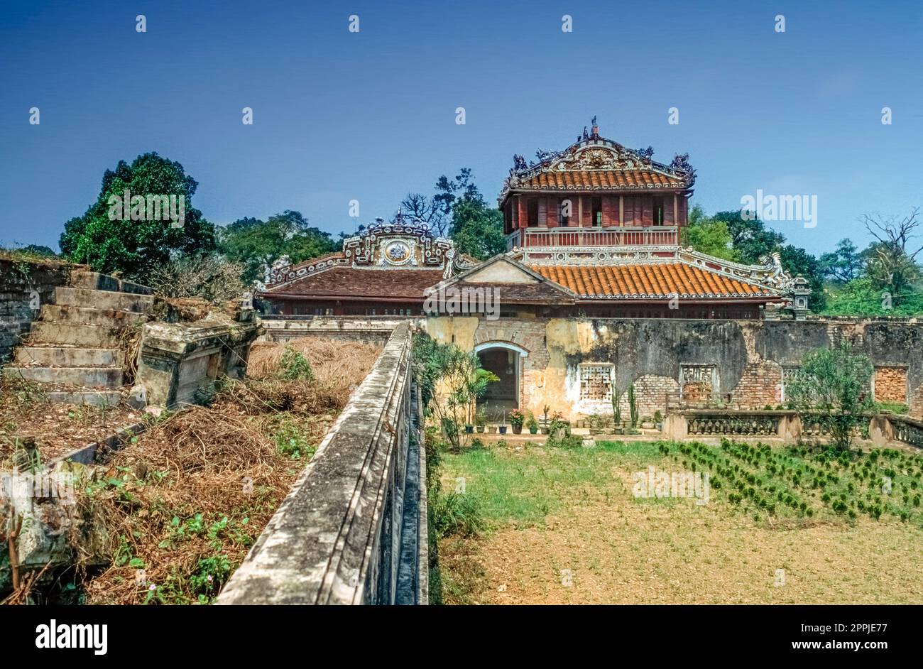 Diapositive numérisée d'une photographie couleur historique d'un sujet dans la soi-disant « Cité mauve interdite », l'ancien palais impérial de Hué, au centre du Vietnam Banque D'Images